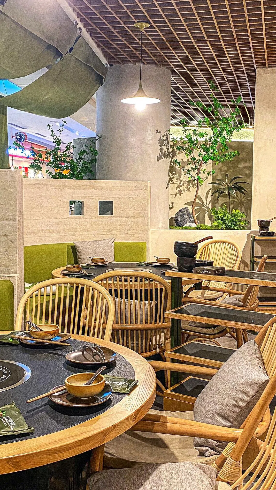 餐馆装潢融入大自然意境，有种远离尘嚣的欢愉感。（餐馆提供）