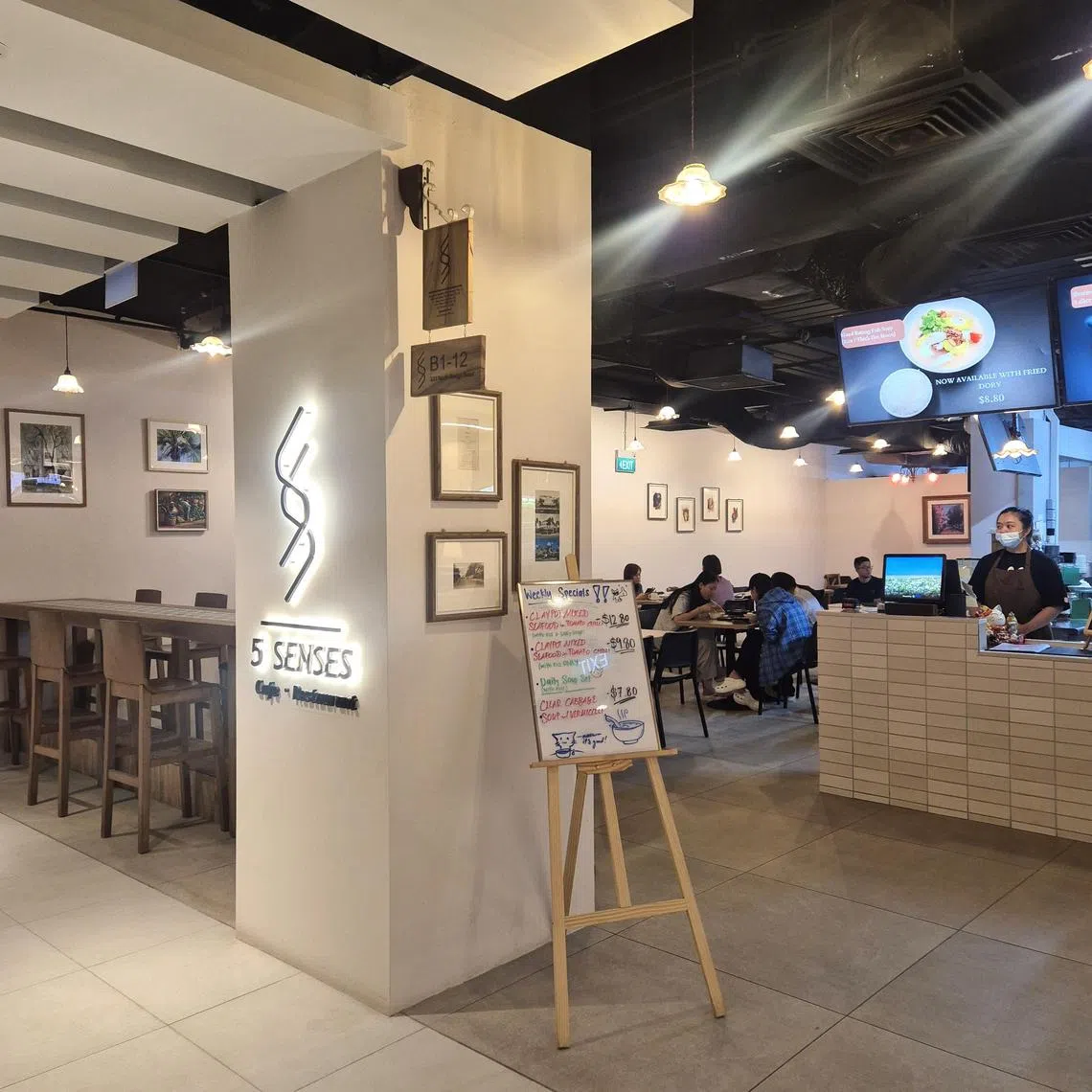 5 senses由一对海南父子经营，售卖海南和本地美食，搭配西式咖啡和蛋糕。（陈爱薇摄）