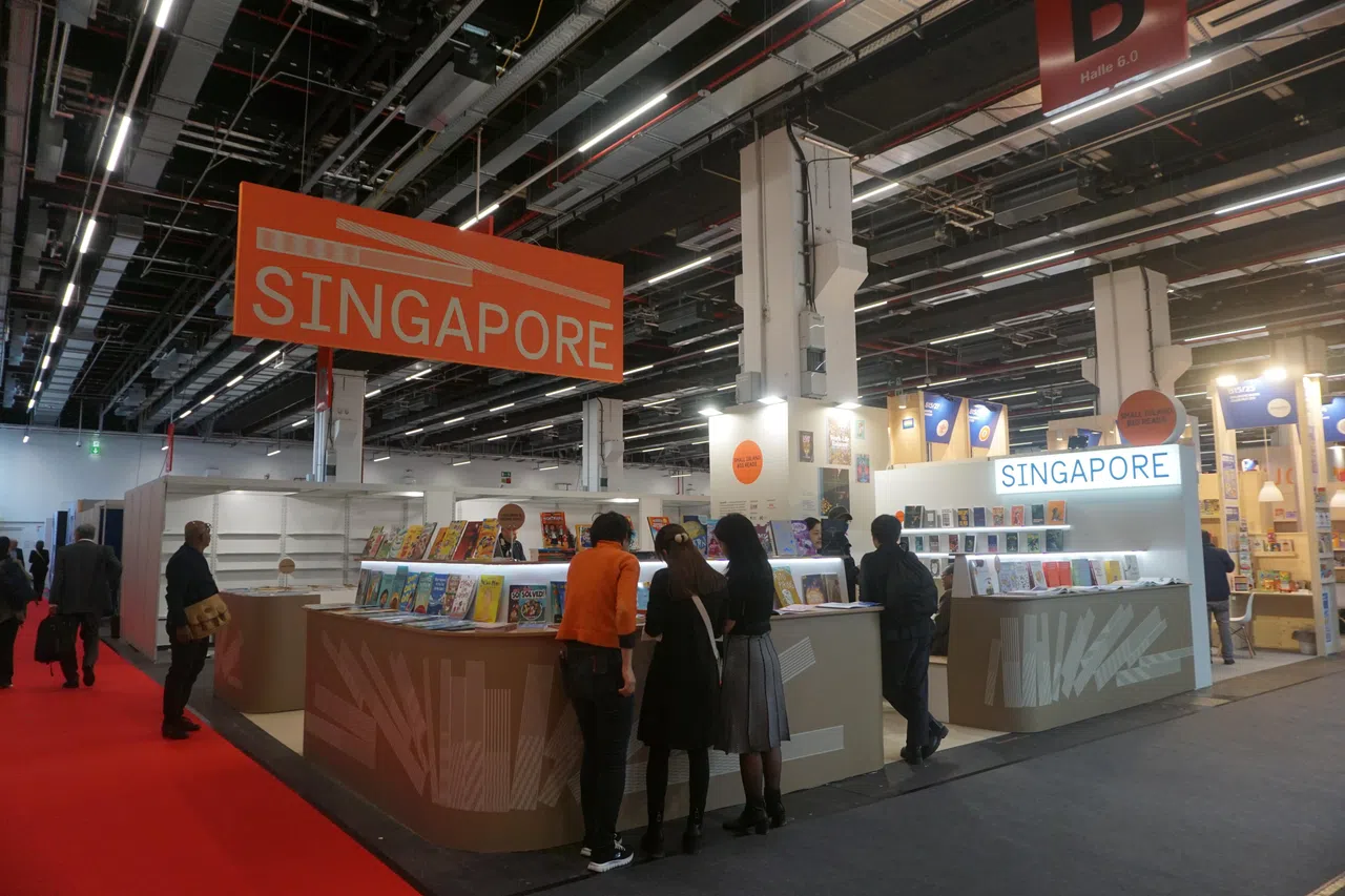 第75届法兰克福书展的新加坡馆，展示约200种本地四语出版物。（SBPA提供）