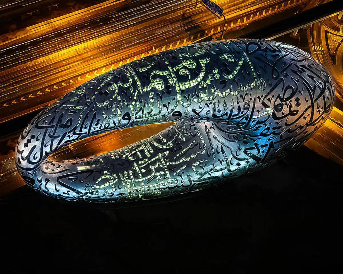 入夜后的未来博物馆被14公里长的LED灯照亮，产生戏剧效果。（未来博物馆提供）