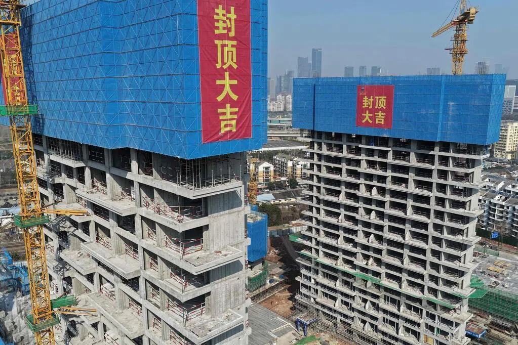 中国多地住房和城乡建设局近期更名为“住房和城市更新局”，中国官媒称，这反映了中国城市迈入精耕细作、向内提质的高质量发展新阶段。