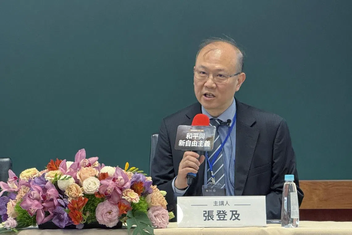 台湾大学政治学系教授张登及研判，如果中国大陆能解决自身经济问题，撑过特朗普第二任期，未来世界格局可能会产生很大的不同。（缪宗翰摄）