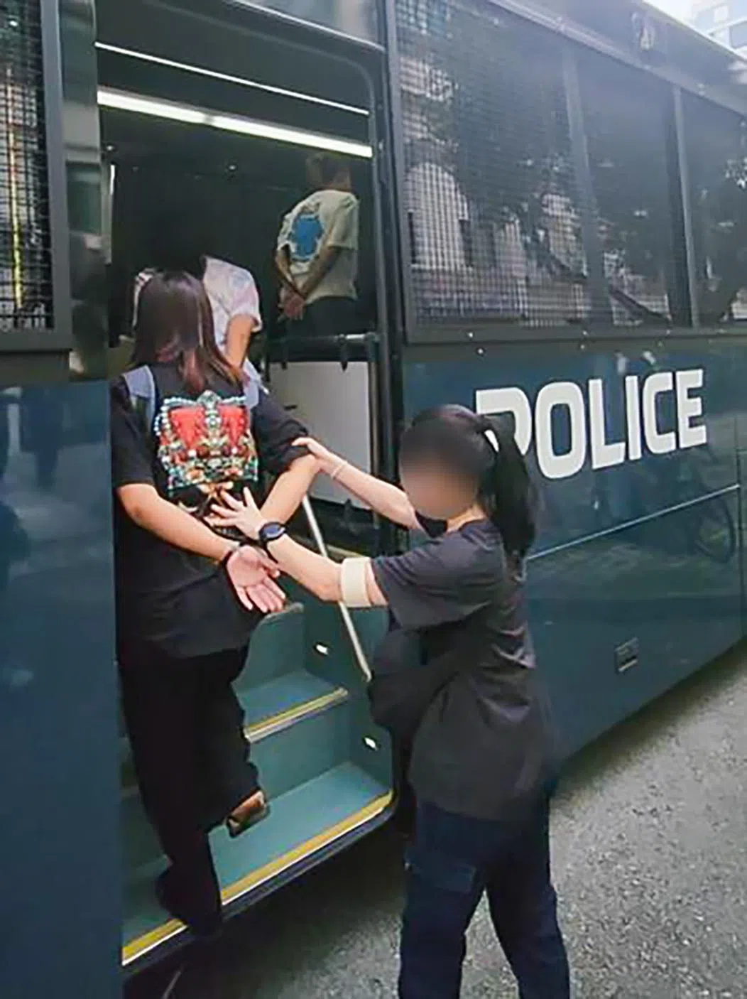 警方逮捕涉嫌卖淫的女子。（新加坡警察部队提供）