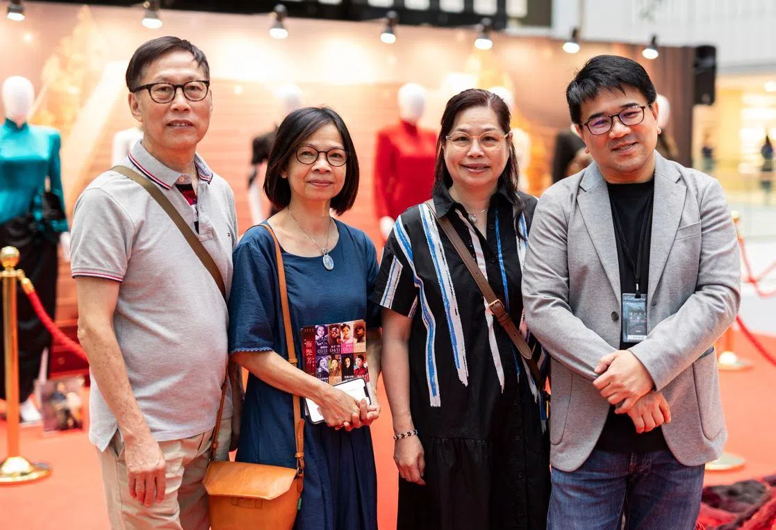 梅艳芳国际歌迷会成员何耀伟（左起），叶秀婷，黄丽英与致敬活动的本地发起人张长友。（Chris P. Lim摄）