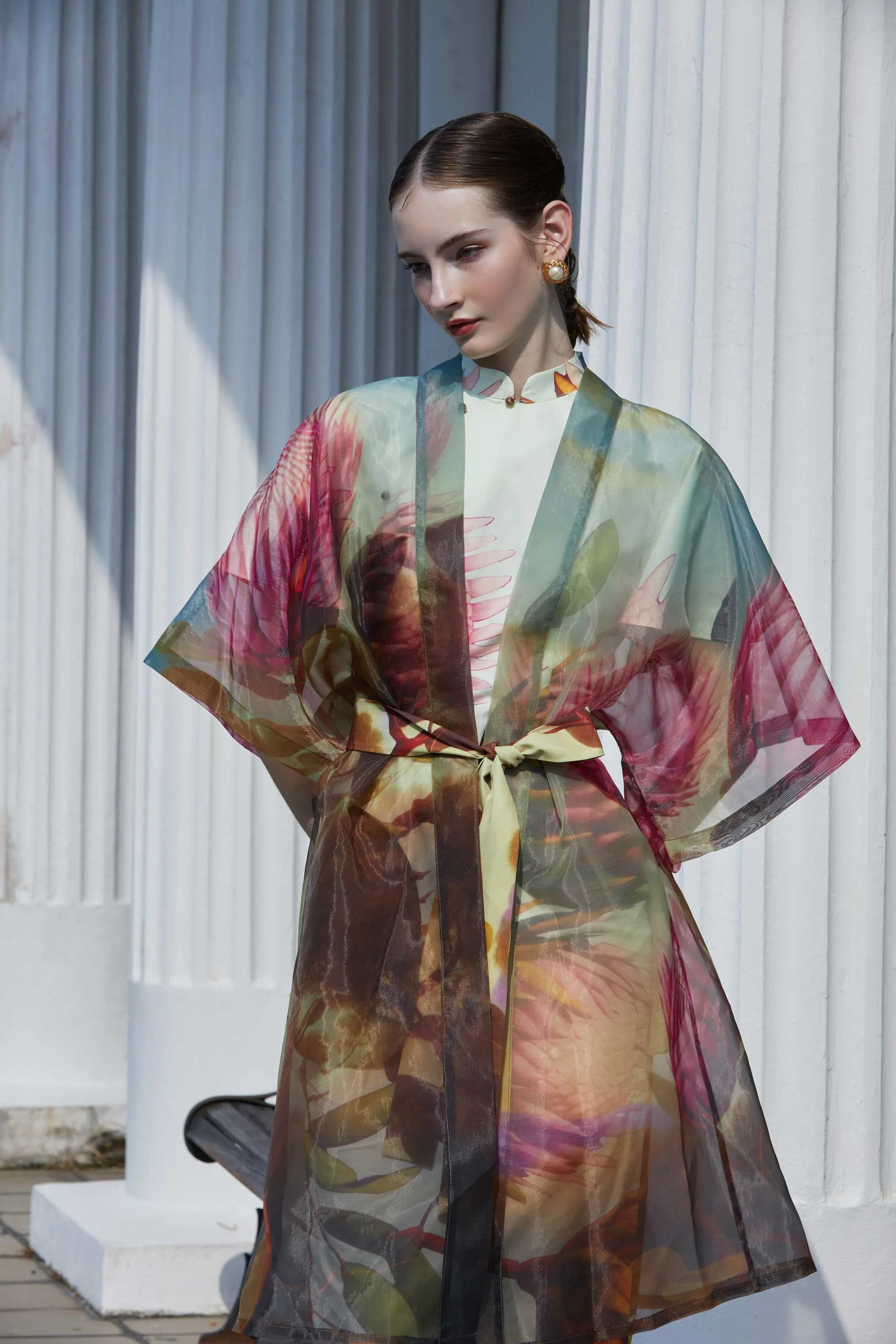 墨绿色薄纱中式外套，绿（滤）镜一般裹着旗袍。（Reckless Ericka提供）