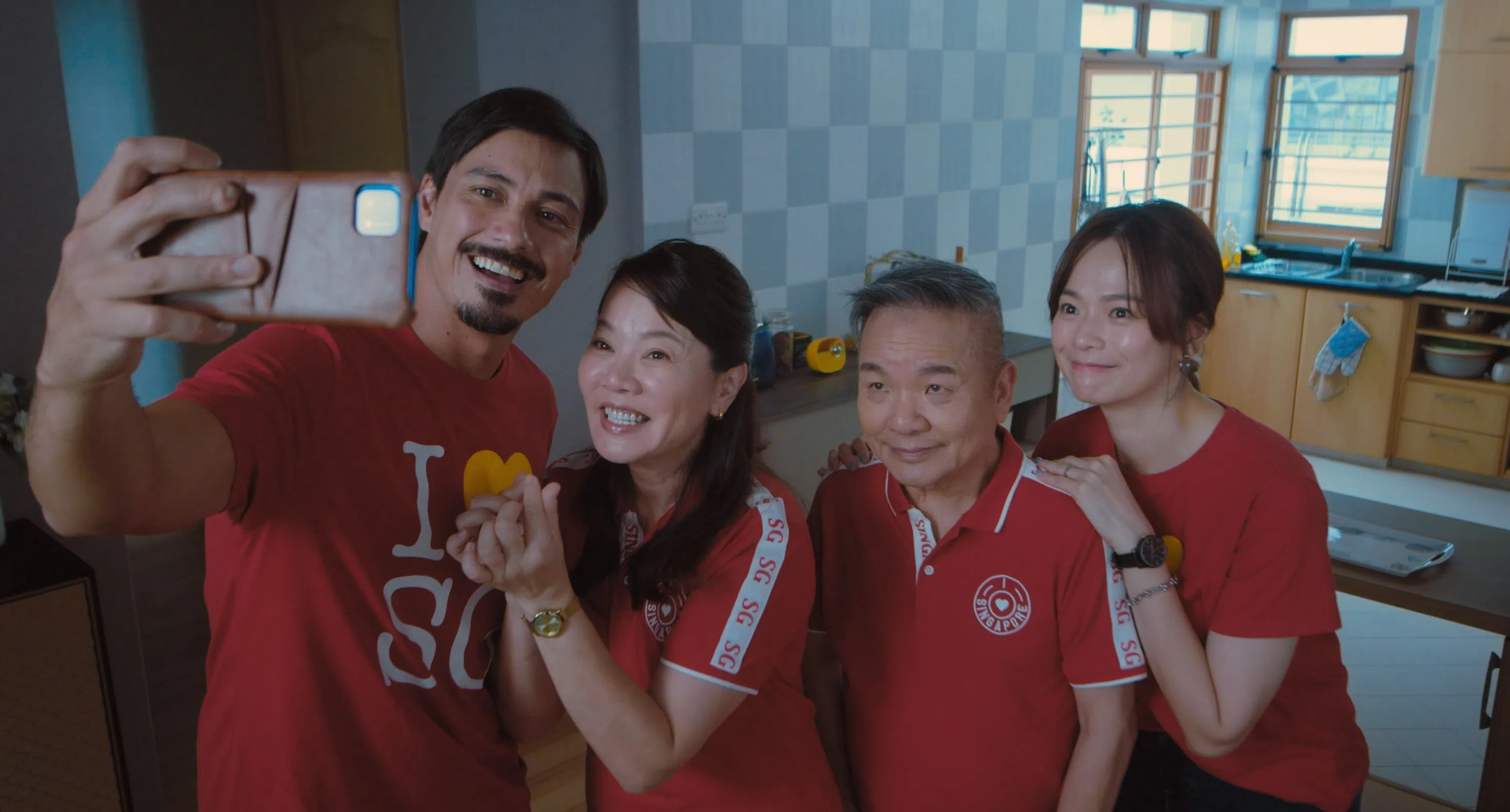 陈凤玲（右一）和杰森戈弗雷（左一）在《嫁给不同世界的你》饰演异国恋人，陈建彬（右二）和苏珈仪饰演陈凤玲的父母。（新传媒提供）