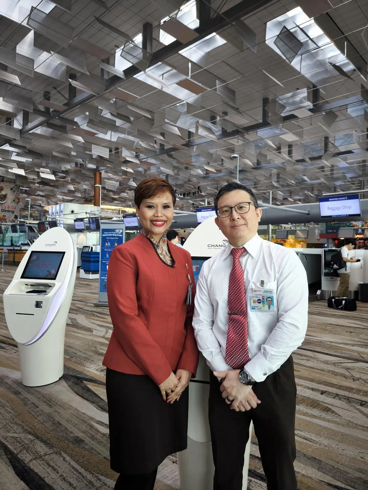 新翔集团客服人员邓世龙（右）和丽塔（左）因工作相遇相知，日久生情后决定结婚，至今已有28年。（新翔集团提供）