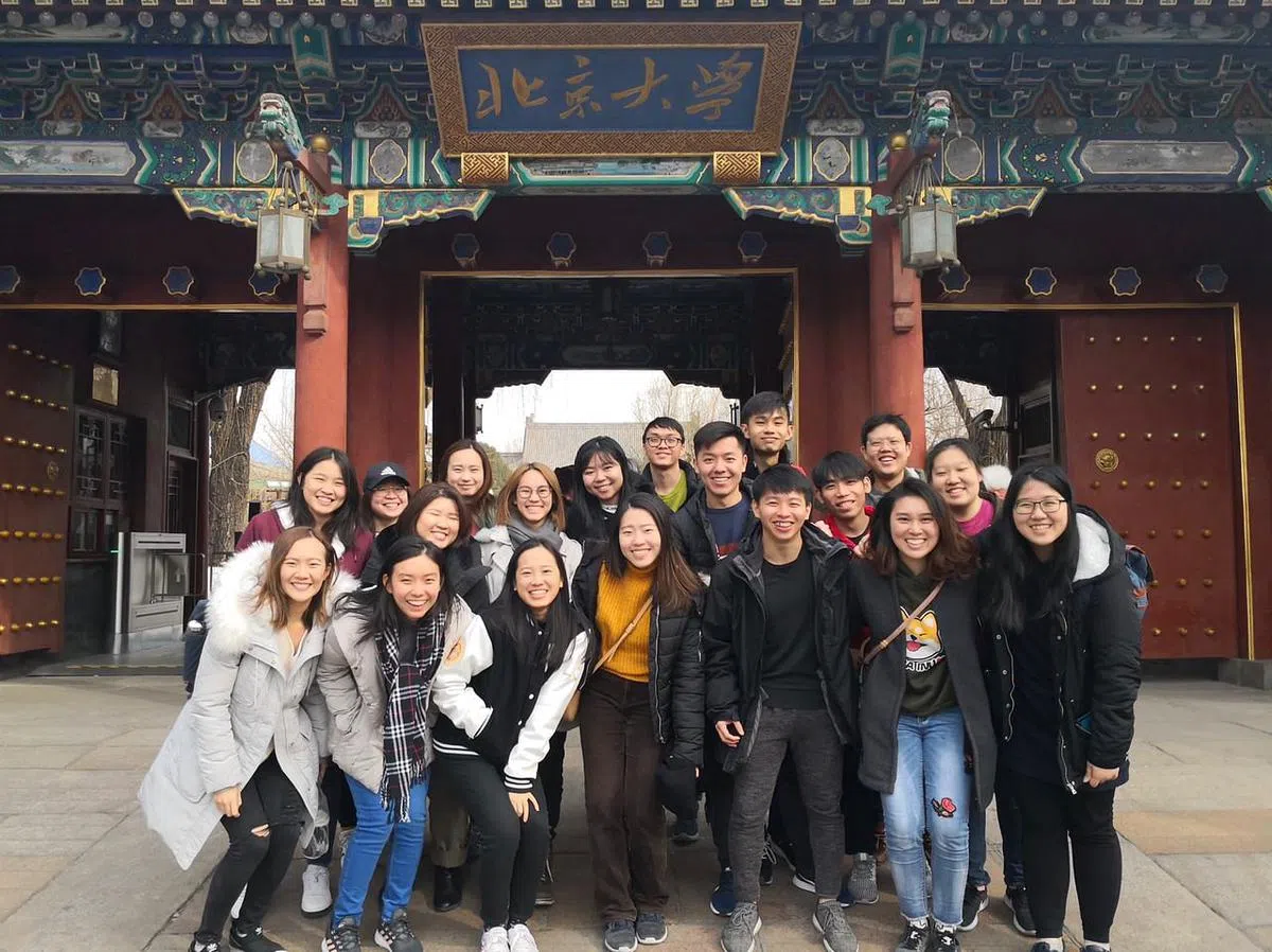 吴佳嘉（后排左四）2018年接待到北京大学的新加坡交换生。（受访者提供）