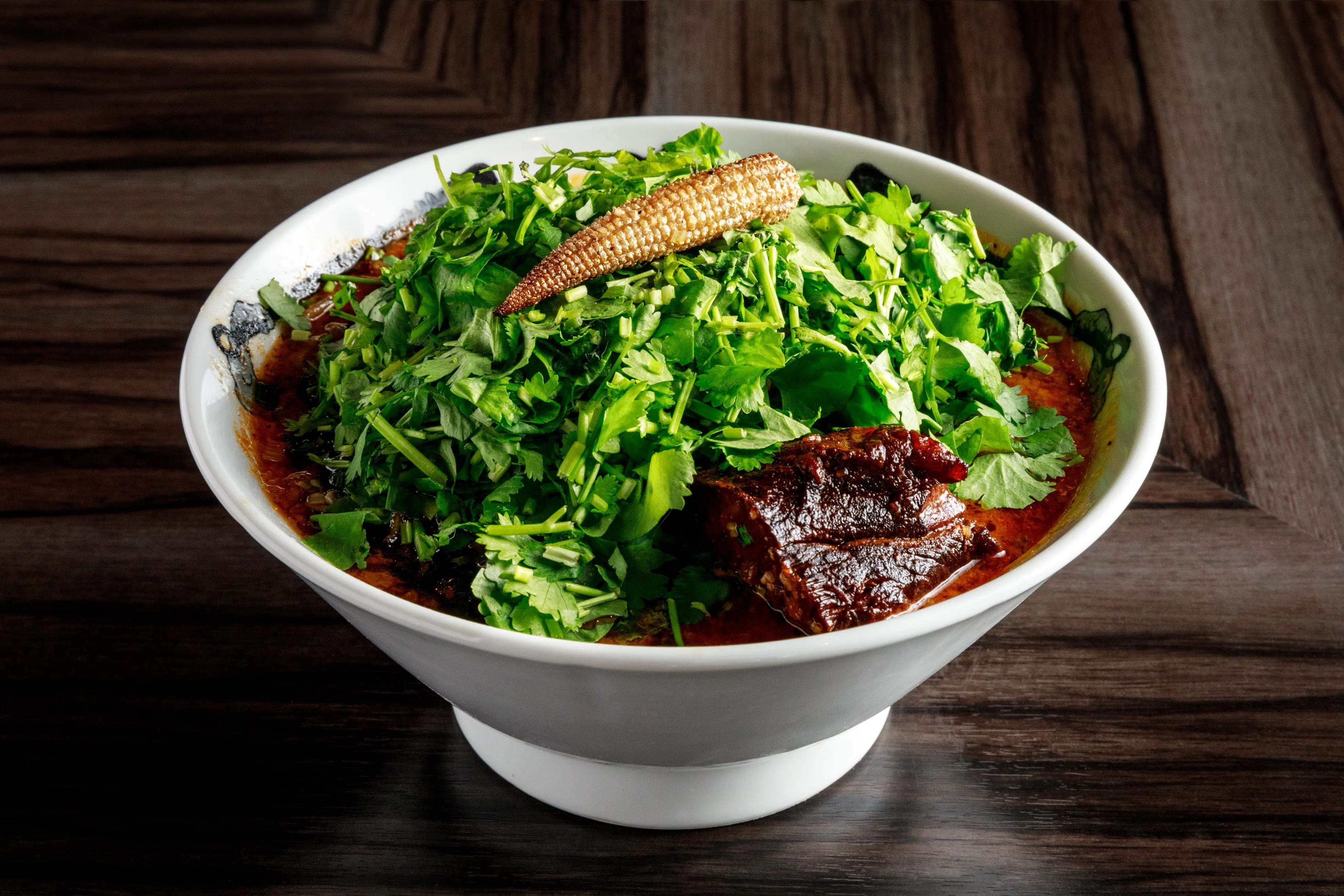 香菜味噌拉面富有香菜的清香。（怡丰城提供）