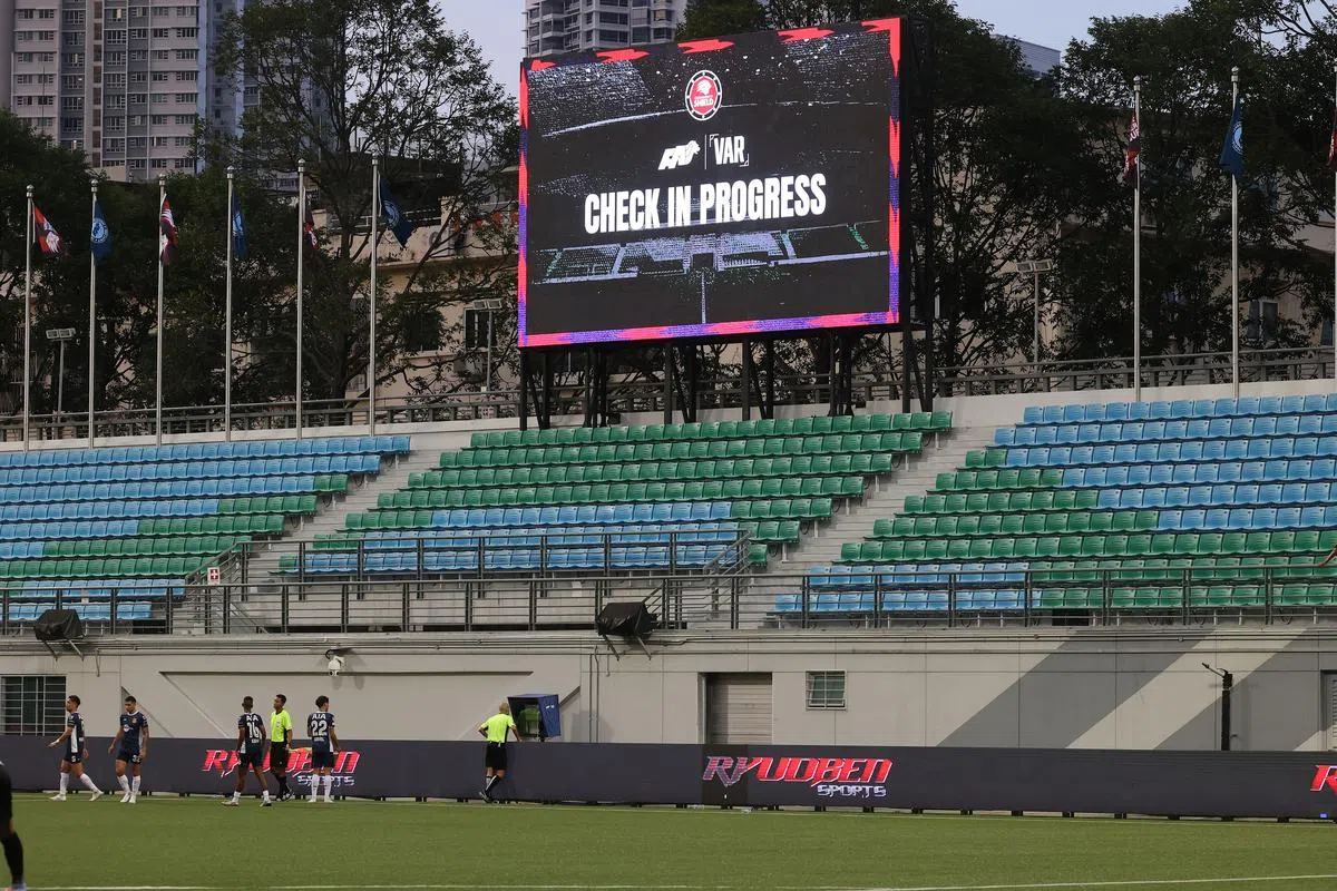 裁判（右一）到场边查看录像回放后，给予新潟队罚球。（唐家鸿摄）