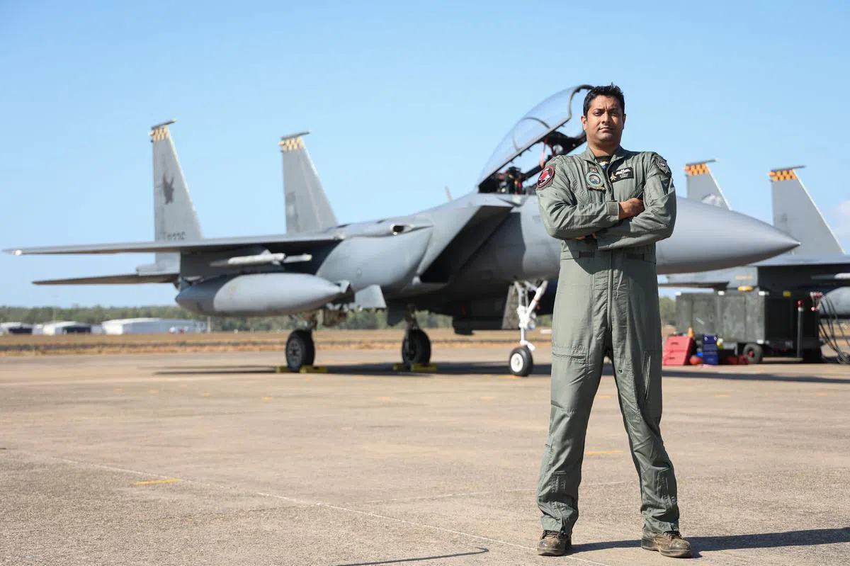 F- 15SG型战机飞行员西瓦拉杰少校在本届黑暗行动演习中首次和澳洲空军的F-35战机交锋，F-35战机的强大战力让他留下了深刻印象。（李健玮摄）
