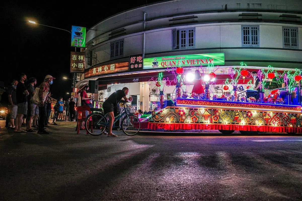 农历七月，流动歌台在芽笼的一条小巷奏起流行曲，吸引公众围观。（叶振忠摄）