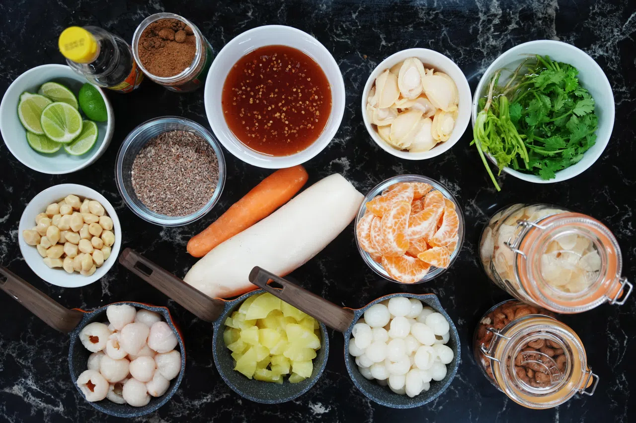 林宝顺制作“乐口味鱼生”所需的主要食材。（谢智扬摄）