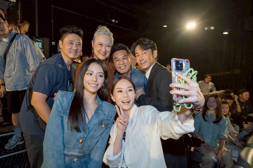 田恩沛（后排左起顺时针）、洪慧芳、郑各评、李李仁、林湘萍和宋芸桦出席《96分钟》在新加坡的一场放映会。（取自李李仁IG）