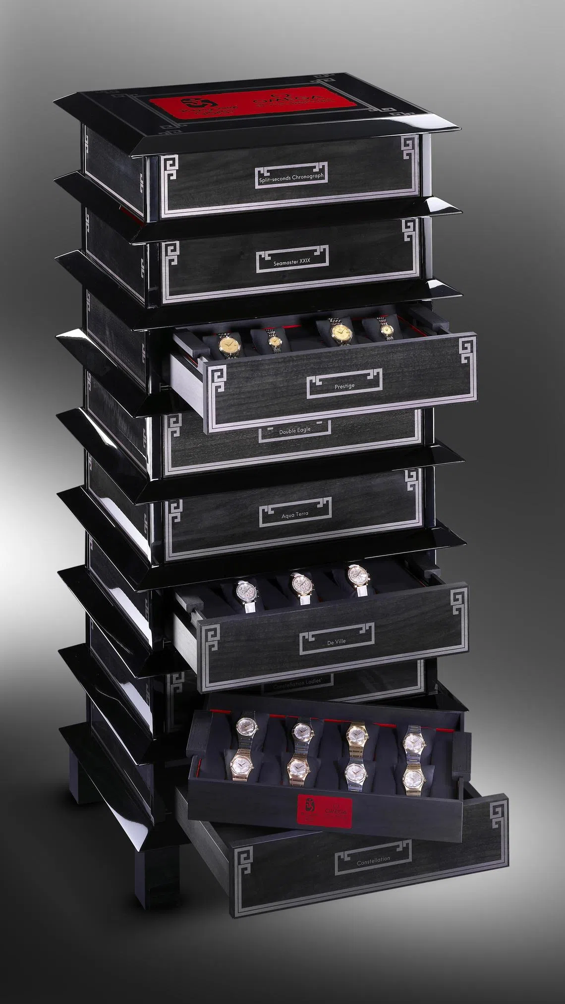 2008年北京奥运纪念表款相当多，其中一套有35枚腕表和怀表，装在一座“塔”中。（欧米茄提供）