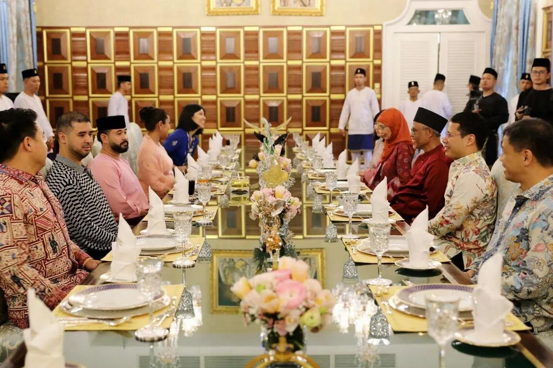 柔佛州摄政王东姑依斯迈（左三）与王储妃卡丽达（左四），星期六在新山武吉仕林王宫设午宴款待到访的我国教育部长李智陞（右二），以及社会及家庭发展部长马善高（右三）和他们的夫人。我国驻新山总领事黄冠凯（左一）和夫人也随行。（取自李智陞脸书）