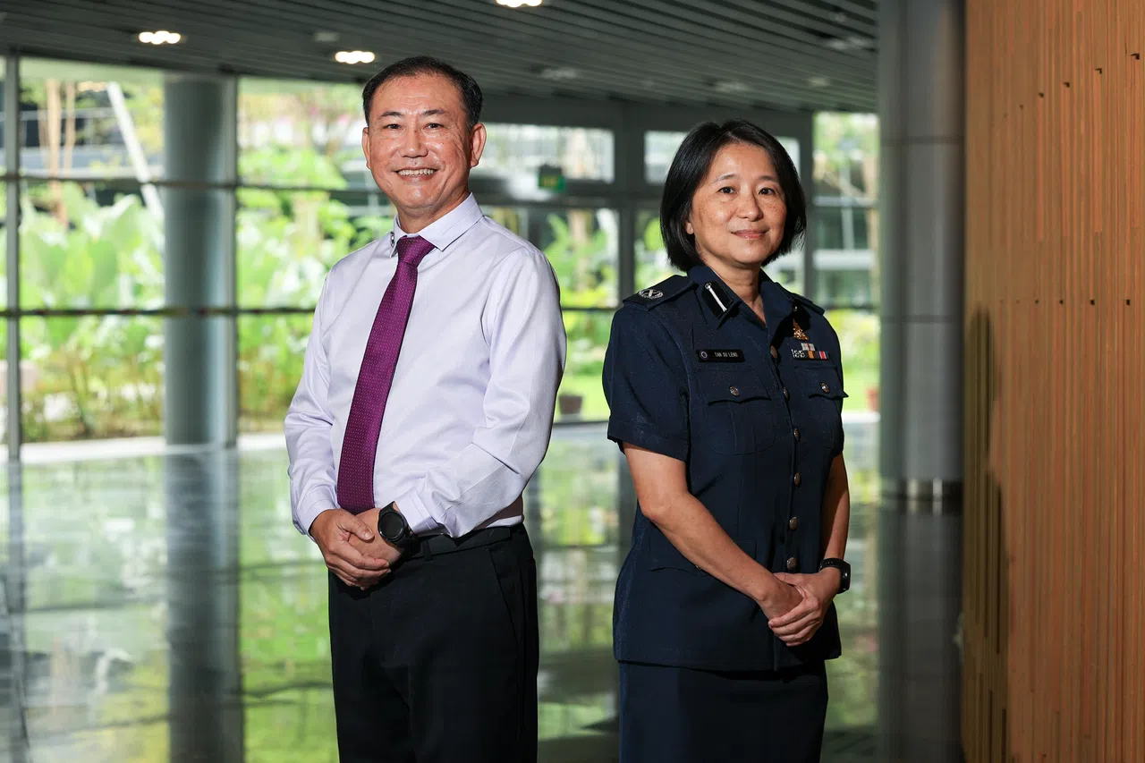 3036名内政团队人员和团体获颁“应对冠病国家奖章”，包括内政科技局副局长（行动）陈阳达（左）和新加坡警察部队行动局（应急策划）助理局长陈素玲。（吴先邦摄）