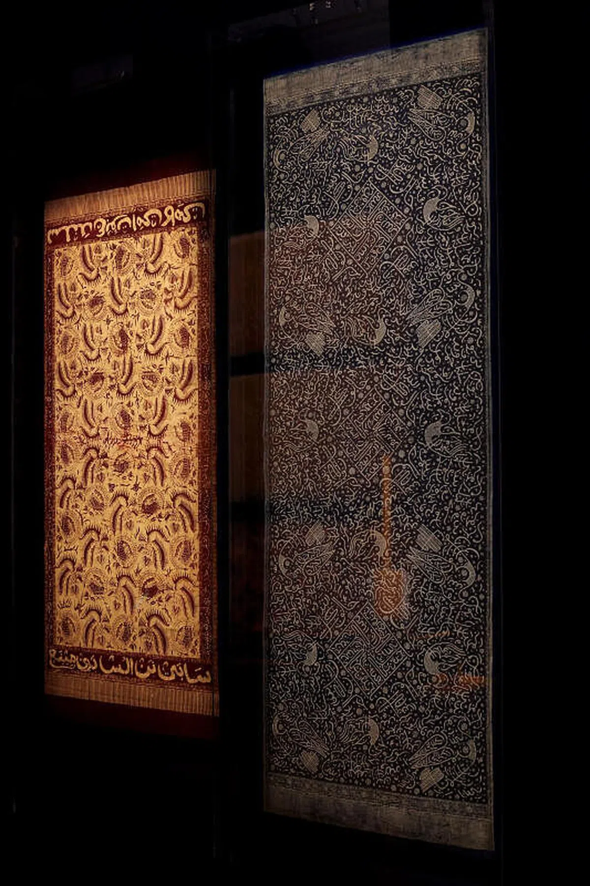 峇迪在马来人的生活里千变万化，在不同的场合有着不同的用途。图左是染上爪夷文班顿诗的峇迪披肩，右边则是葬礼用的可兰经文峇迪布。（龙国雄摄）