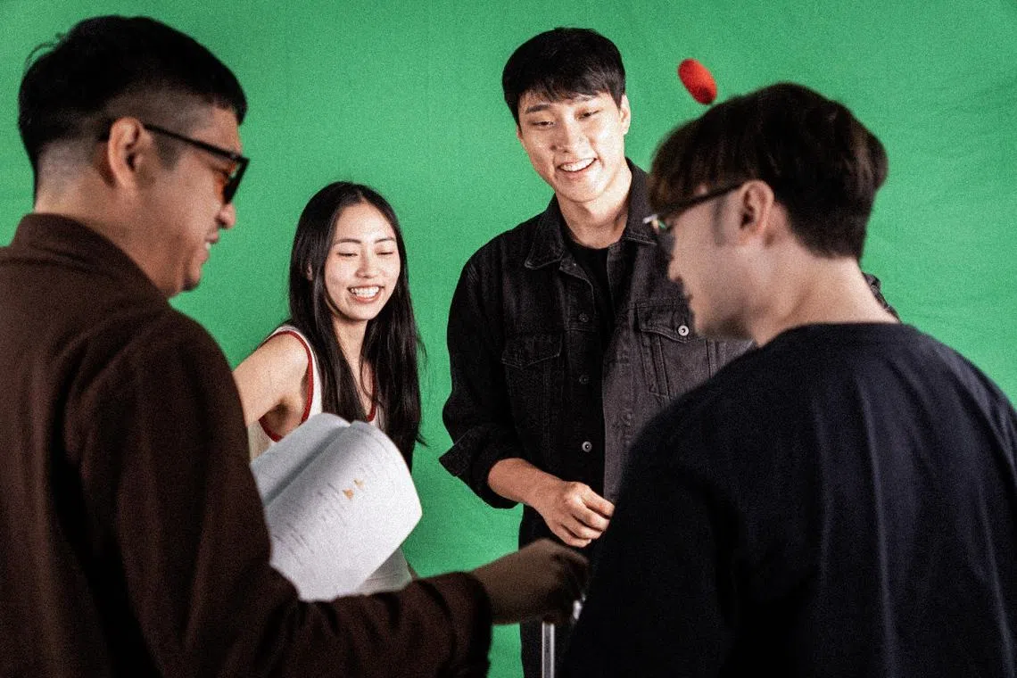 朴民奎（右二）觉得演戏是新鲜又陌生的体验。（中文在线提供）