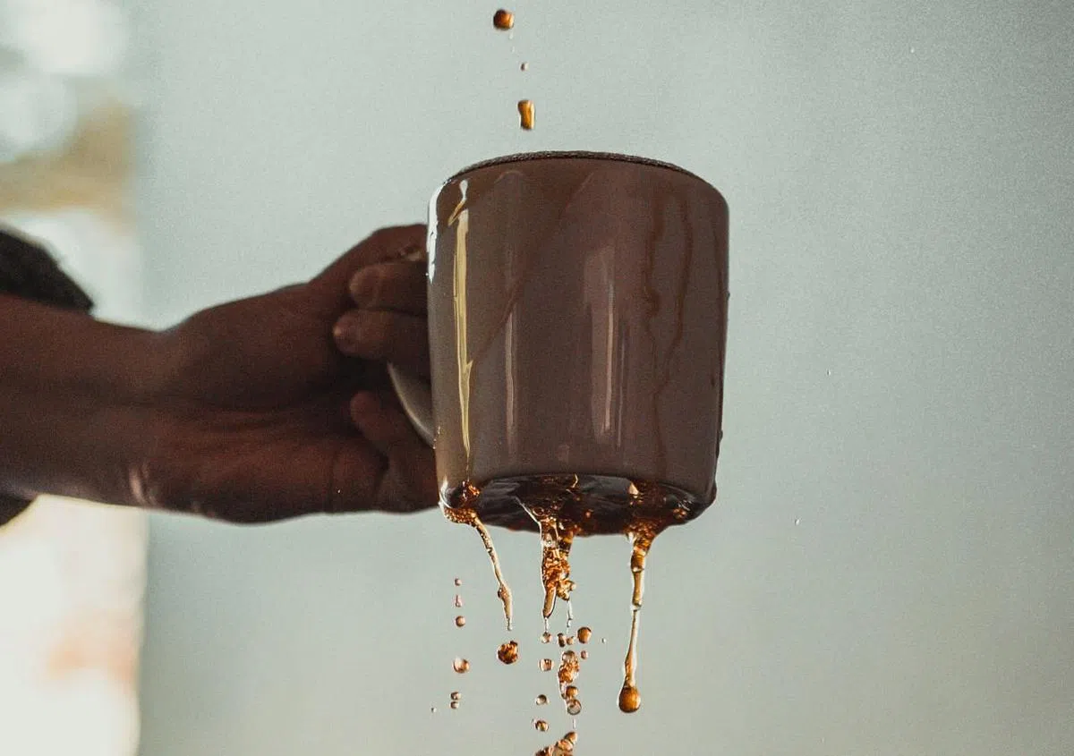 饮料溢出来是许多人都觉得很非常麻烦的一件事。（图/Unsplash）