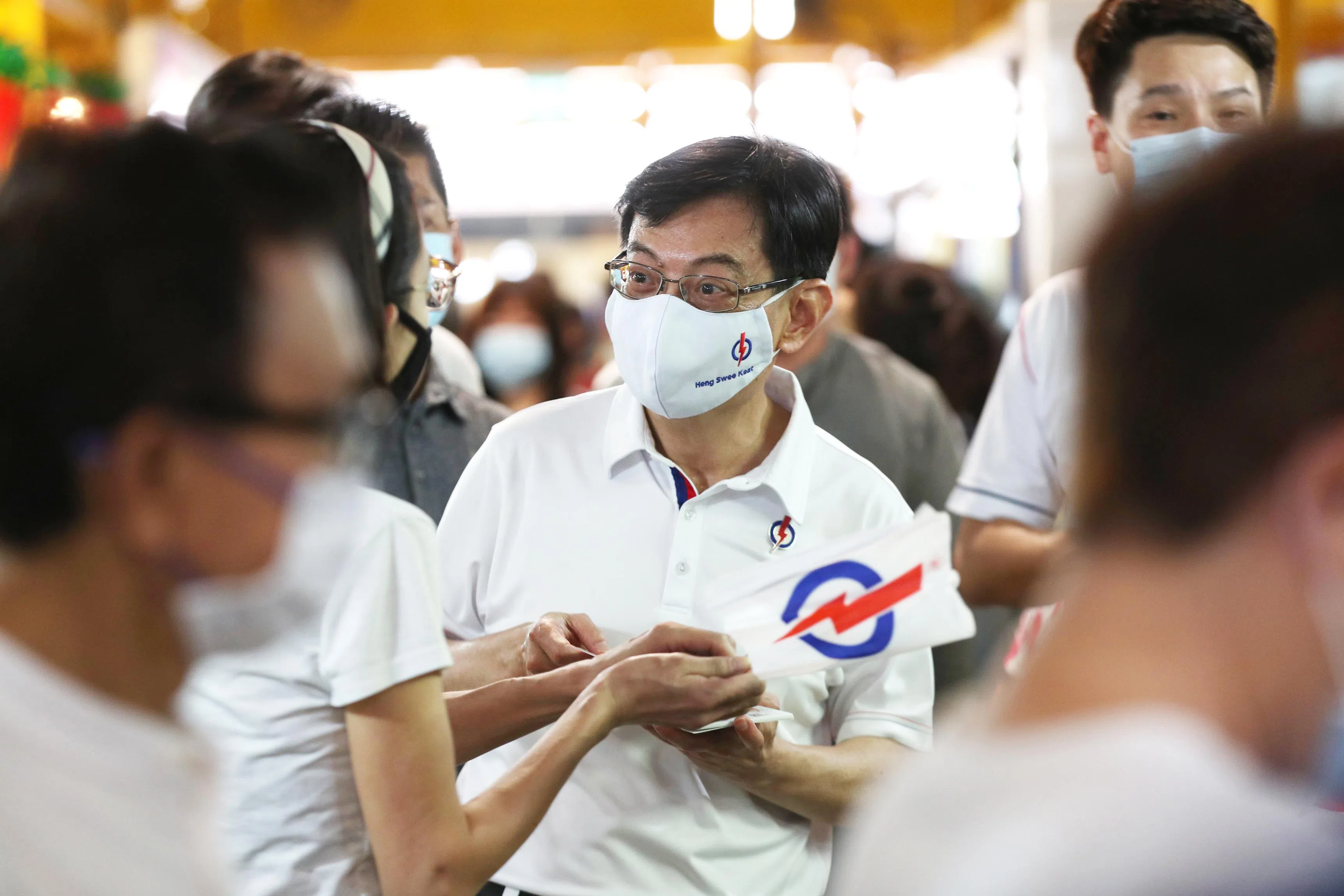 副总理王瑞杰（中）虽然在2021年4月请辞第四代领导团队领军人物，使得东海岸无缘成为“总理选区”，但有居民认为他解决了不少问题，相信支持率会上升。（档案照片）