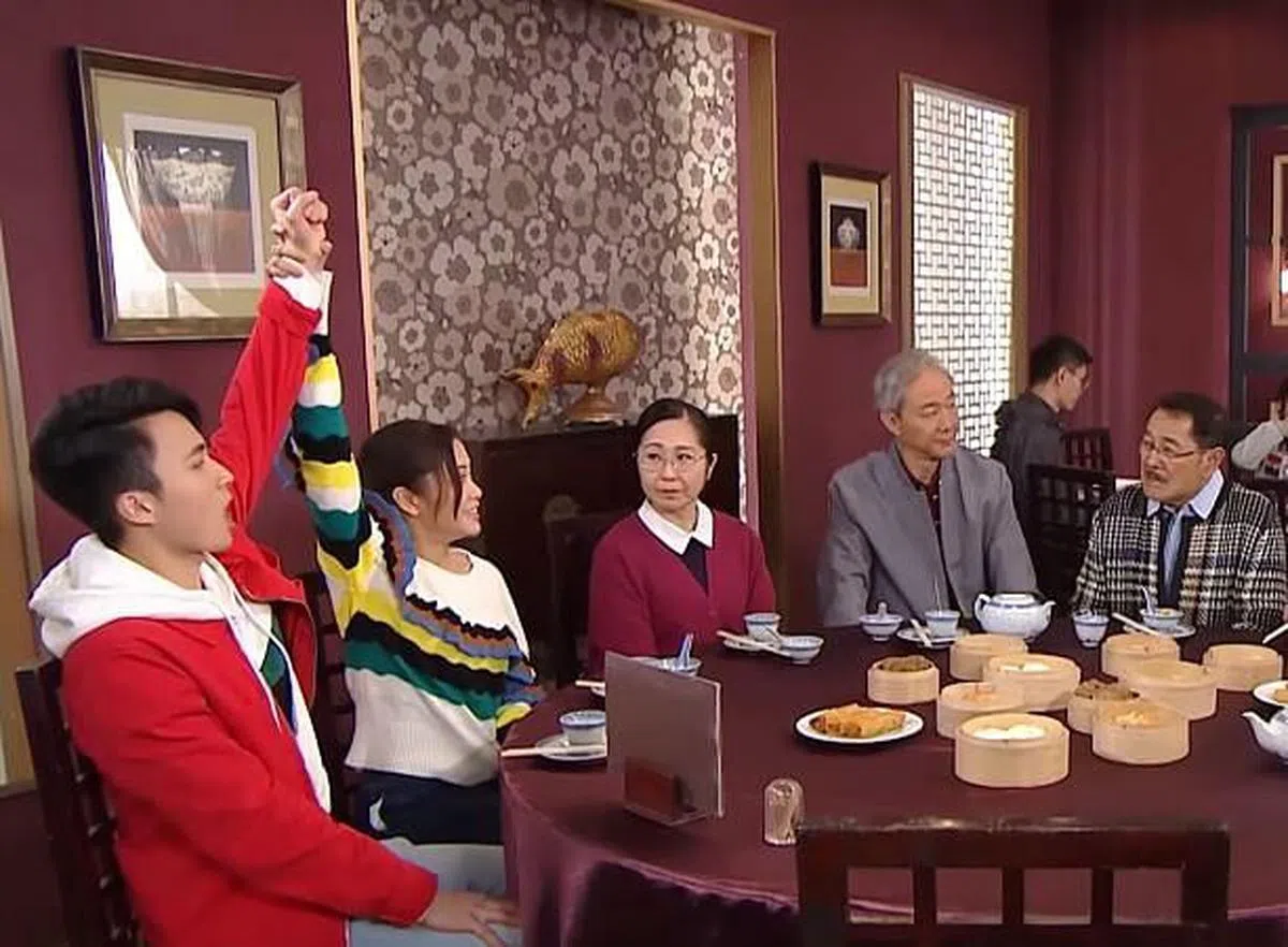 陈荣峻（右二）和吴香伦（中）夫妇扮演的角色讽刺卫道人士。