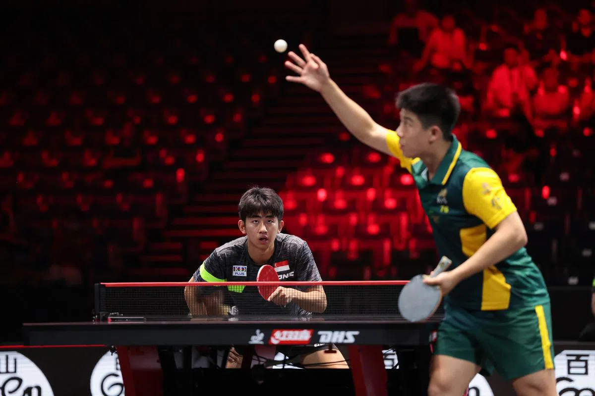 世界排名第131位的我国男单冯耀恩（灰衣）在男单挑落世界排名比他高（世界第44）的澳洲球员林文政，晋级32强。（李冠卫摄）