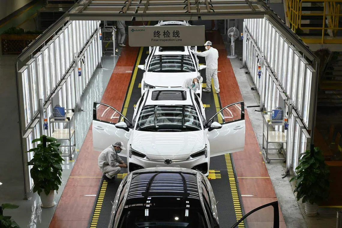 新能源汽车是今年中国经济的一个亮点。图为广汽埃安新能源汽车股份有限公司的总装车间终检线作业现场。（香港中通社）