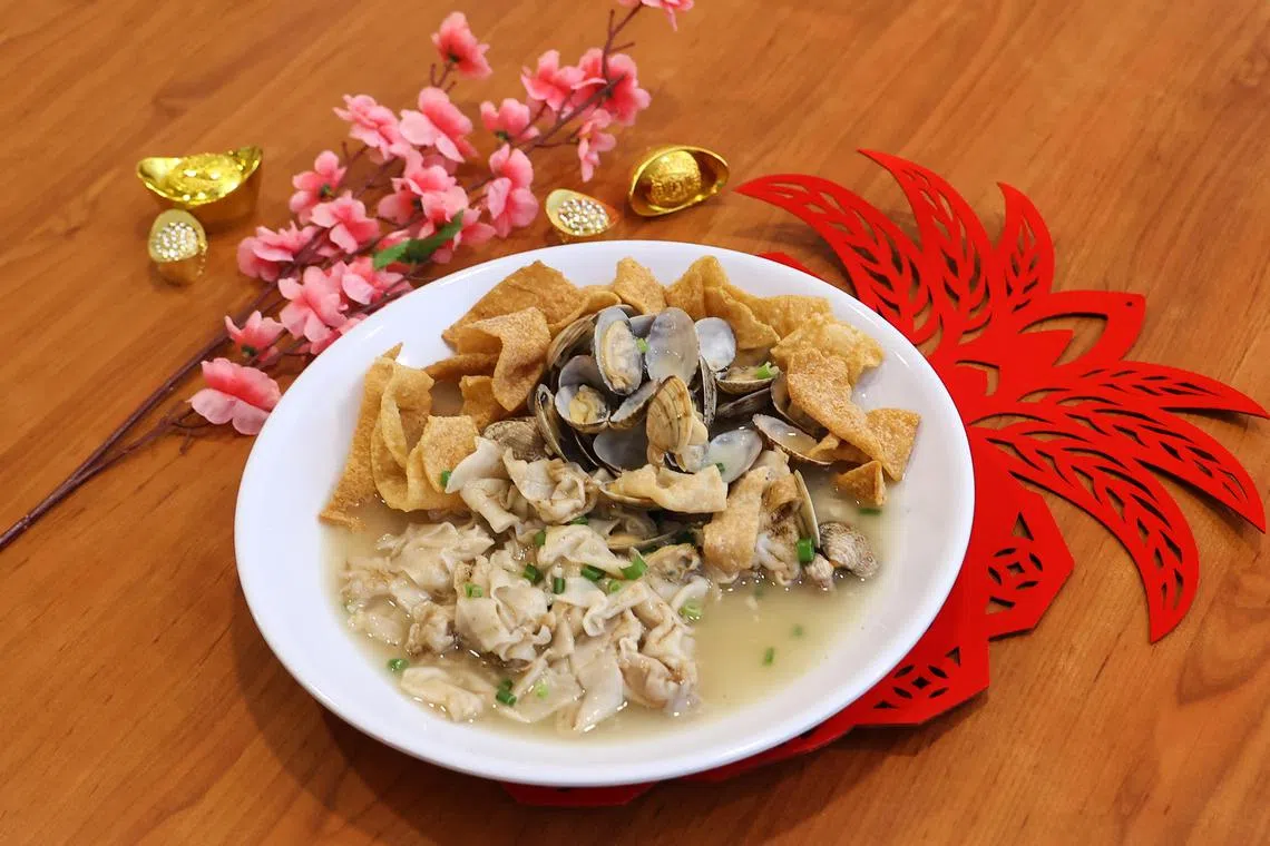 鸳鸯啦啦河粉，是亚龙湾地道小厨招牌菜之一。（陈渊庄摄）