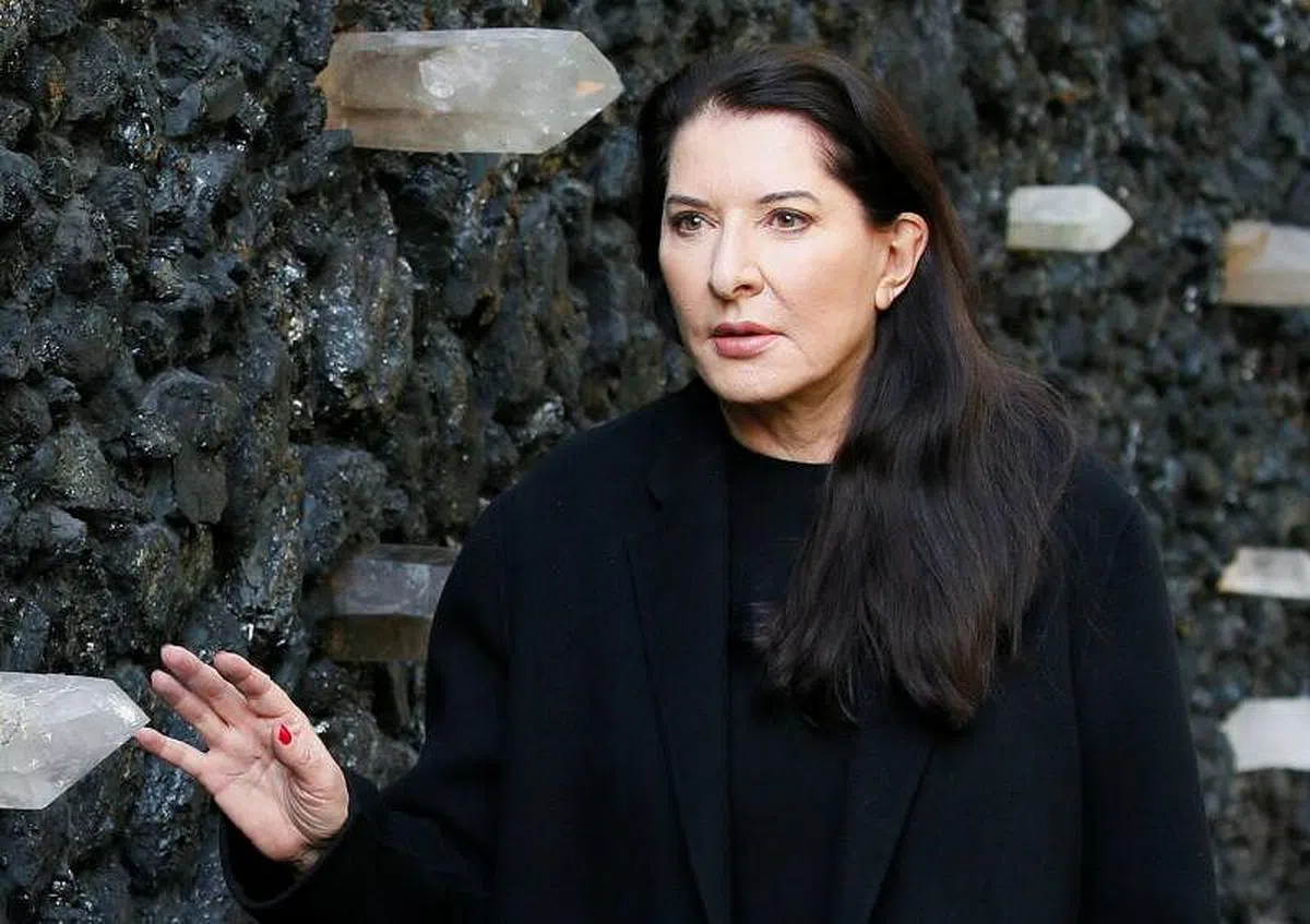 知名行为艺术家阿布拉莫维奇（Marina Abramovic）在1974年的代表作中，允许观众在不负责的情况下，对她身体做任何事。（路透社）