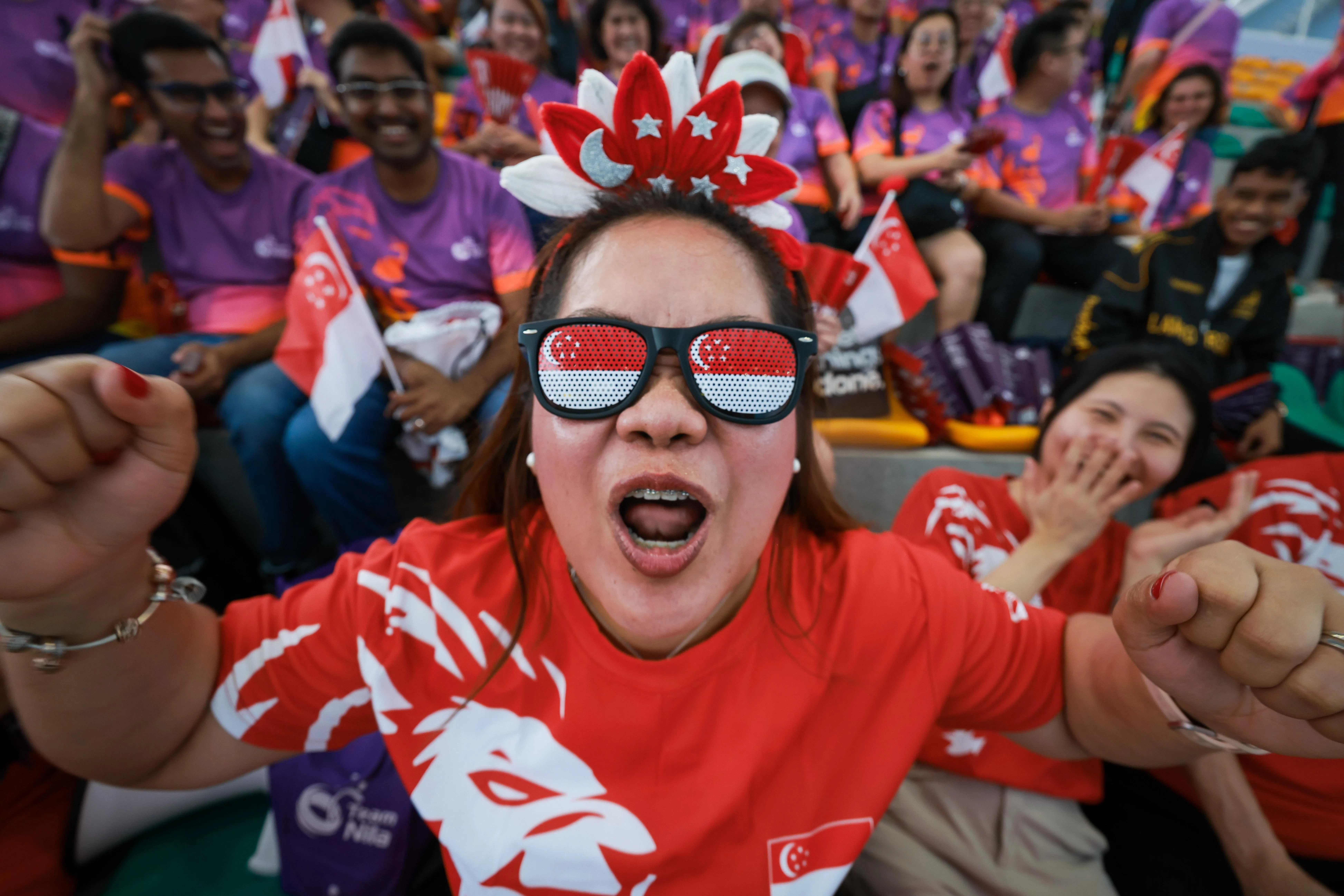 当天赛场充满着新加坡志愿者团体“尼拉团队”的助威声。（海峡时报）