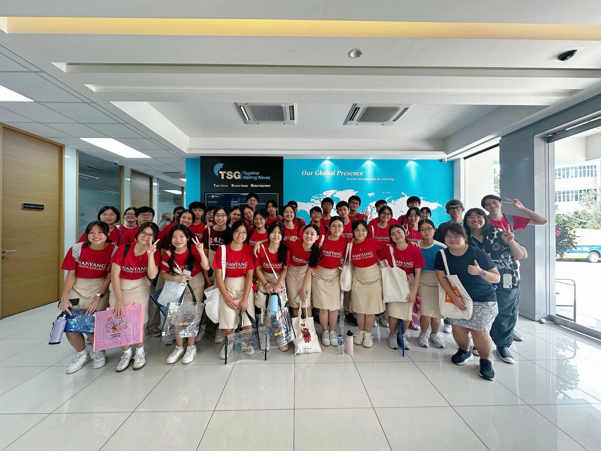 40名南洋初级学院高一学生参观同协食品工业的鱼丸加工厂，更加直观地理解了供需关系、成本控制和市场竞争等经济概念。（ 同协食品工业提供）