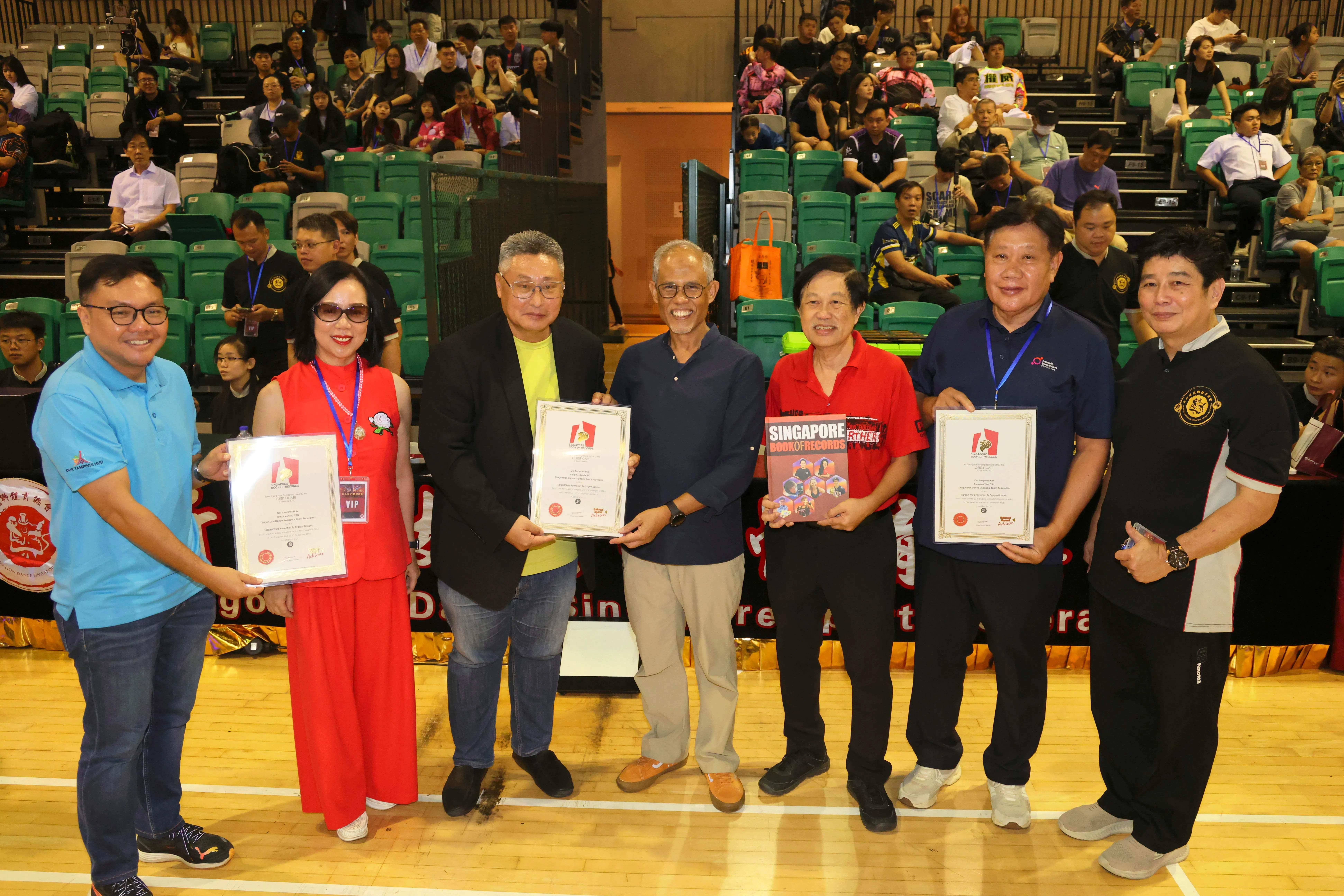 社会及家庭发展部长马善高（中）见证新加坡纪录大全颁发仪式。淡滨尼西社区运动联络网副主席许健庭（右二）和新加坡龙狮体育总会顾问张俊雄（左三）也出席仪式。（郑一鸣摄）