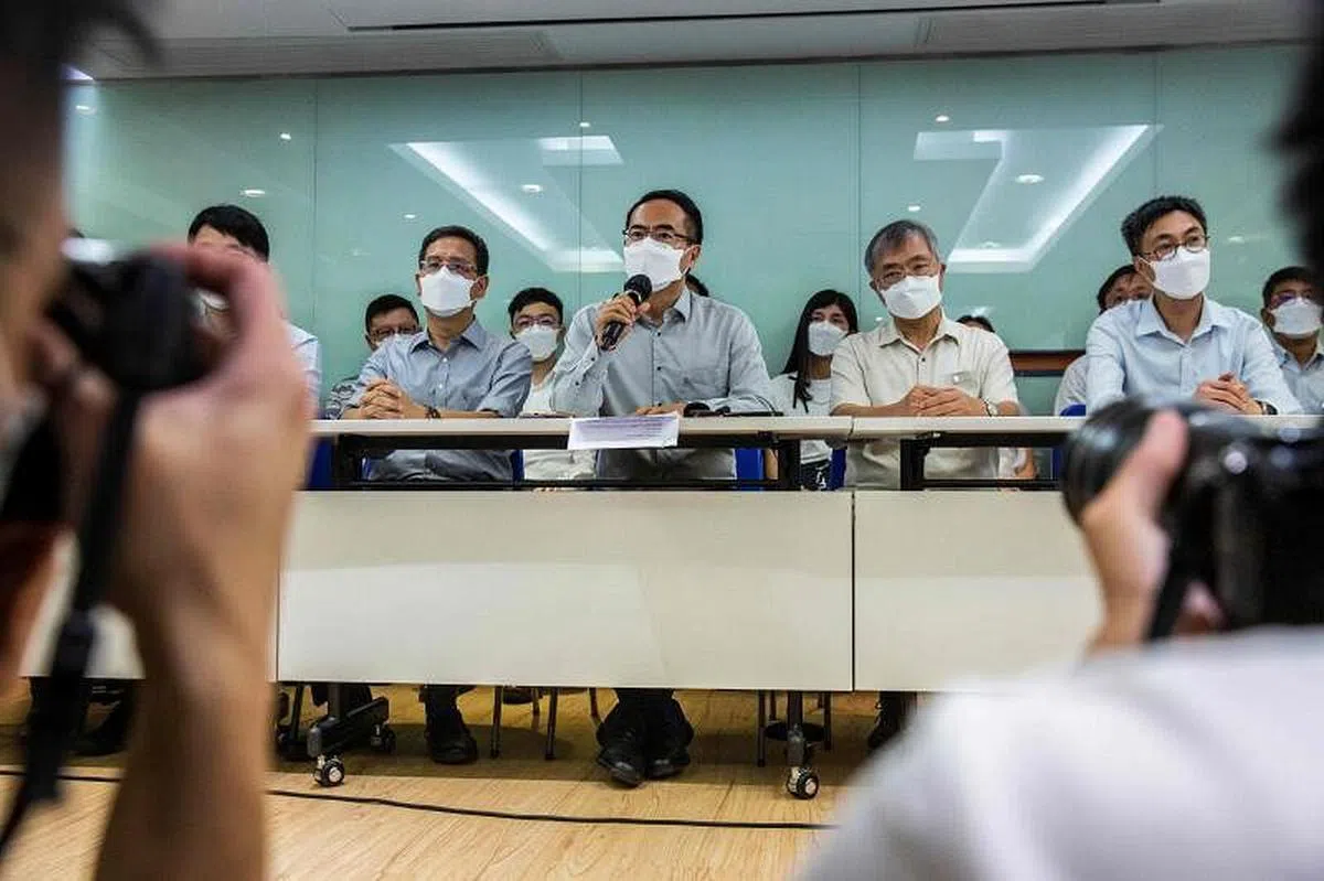 香港教协会长冯伟华（中）昨天在记者会上宣布解散教协。（法新社）