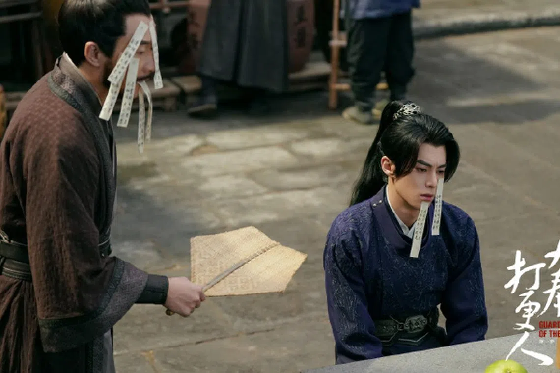 王鹤棣（右）饰演的许七安在剧中与二叔许平志（岳旸饰）的叔侄互动很有趣。（剧集官方微博）