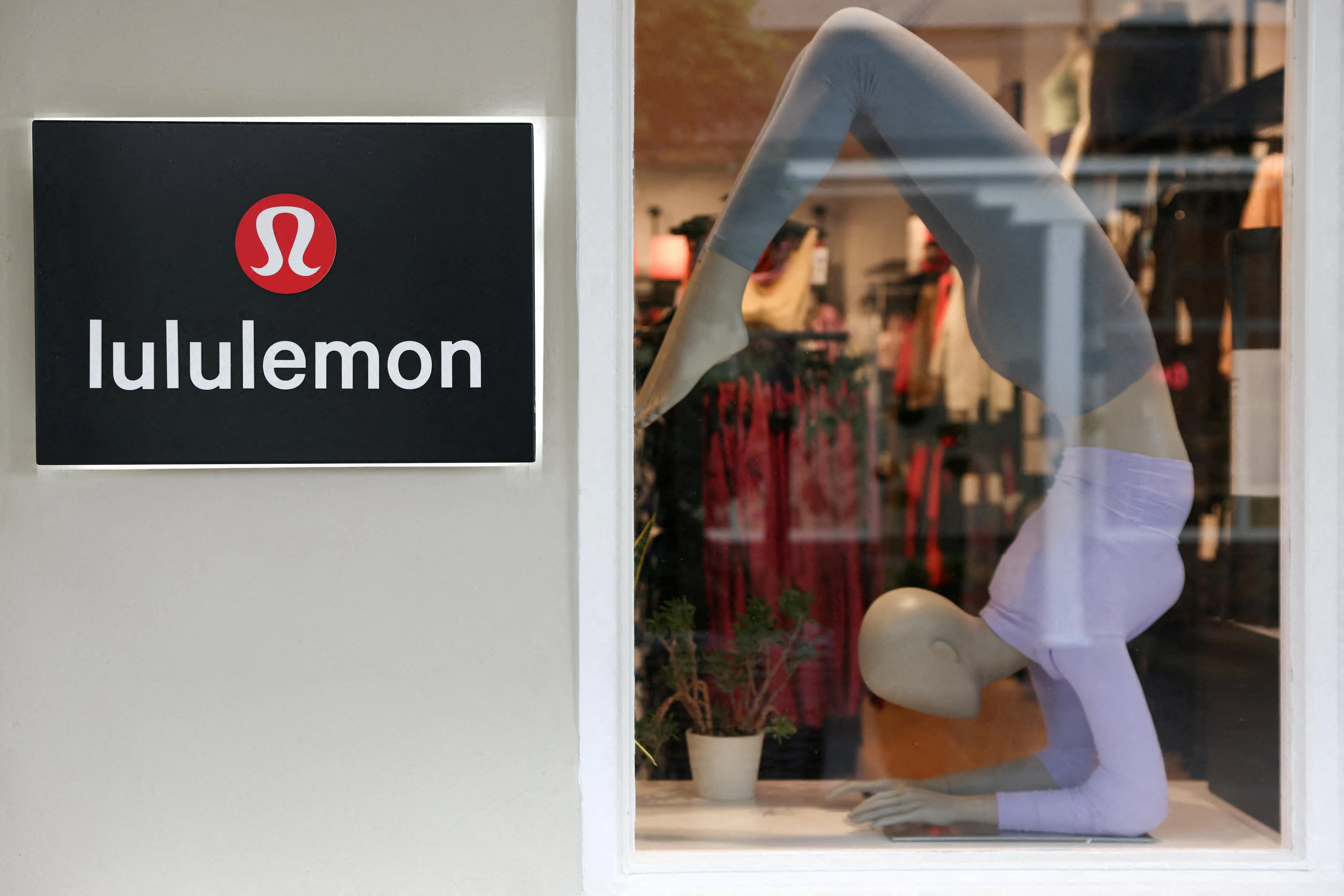 在第三季度里，Lululemon在美国的可比销售额下降了2%，但是国际市场的可比销售额却增长了25%。（路透社）