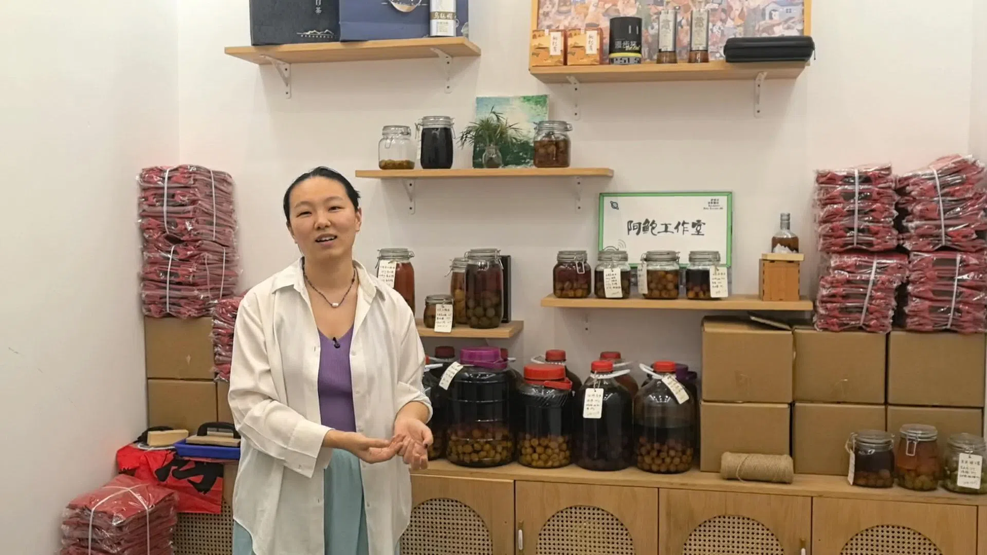 在余村生活近三年的鲍靖文，介绍自酿梅酒如何从个人兴趣变成副业。（周岳翔摄）