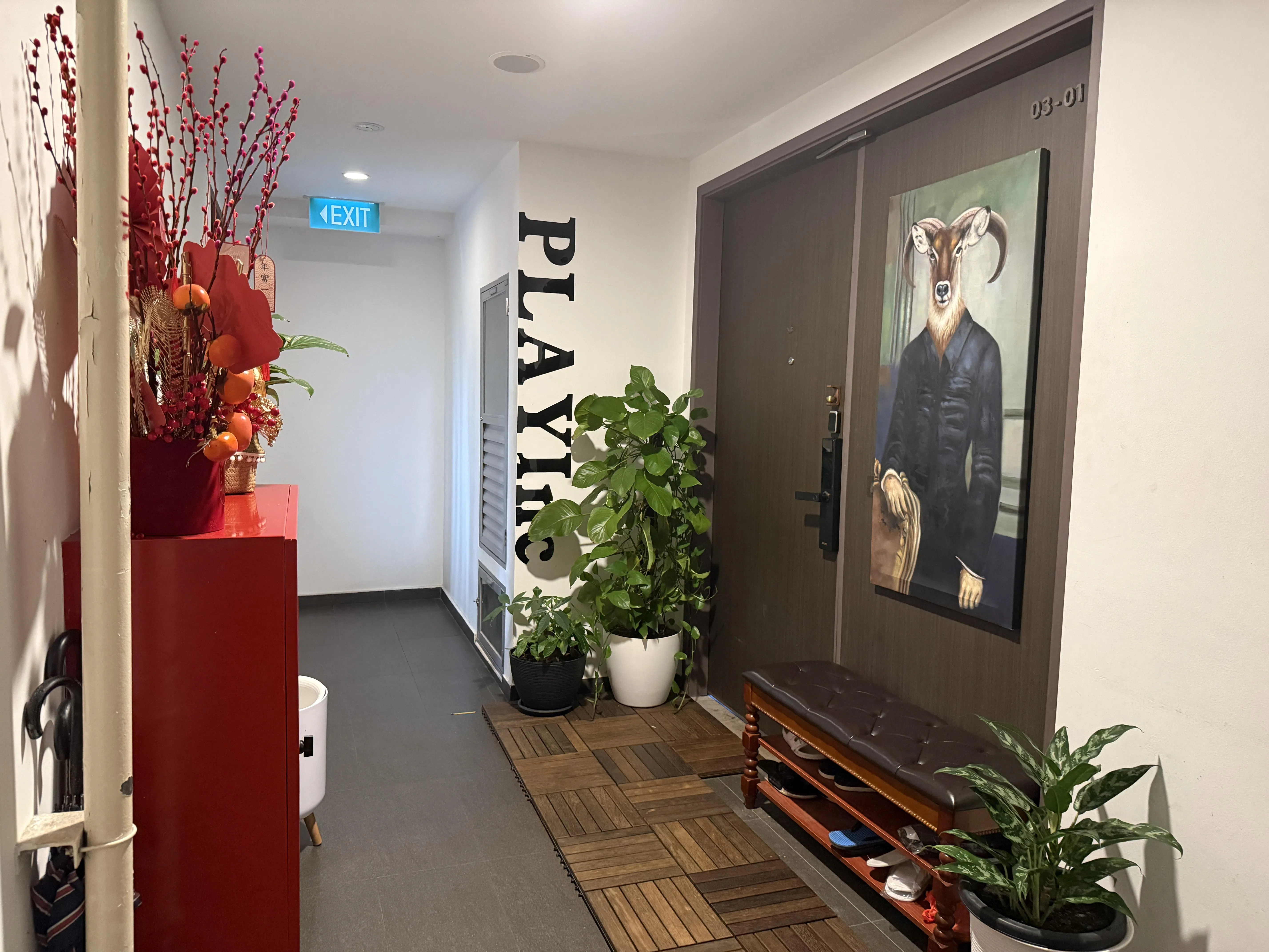 在工业大厦里，不时会看到装饰让人眼前一亮的门面。图为艺术团体PLAYInc。（陈映蓁摄）