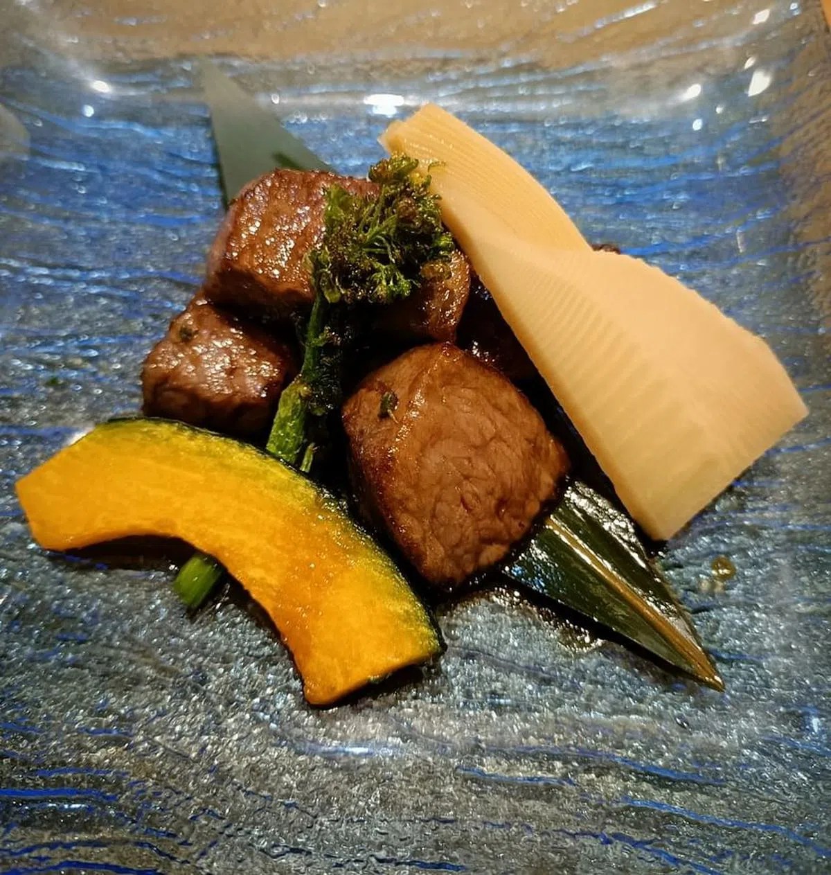 “剑”餐馆春季菜单有北海道和牛搭配春笋和南瓜。（黄亿敏摄）