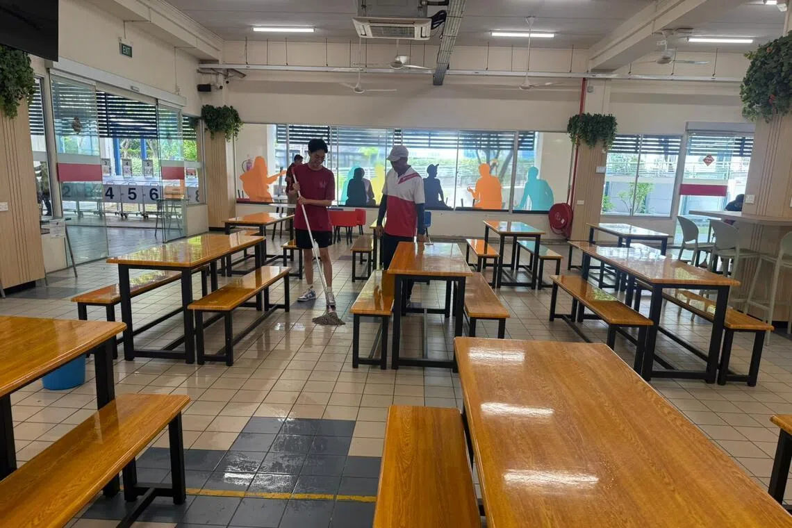 淡美初院高二学生帮忙打扫学院食堂。（淡美初院摄影俱乐部提供）