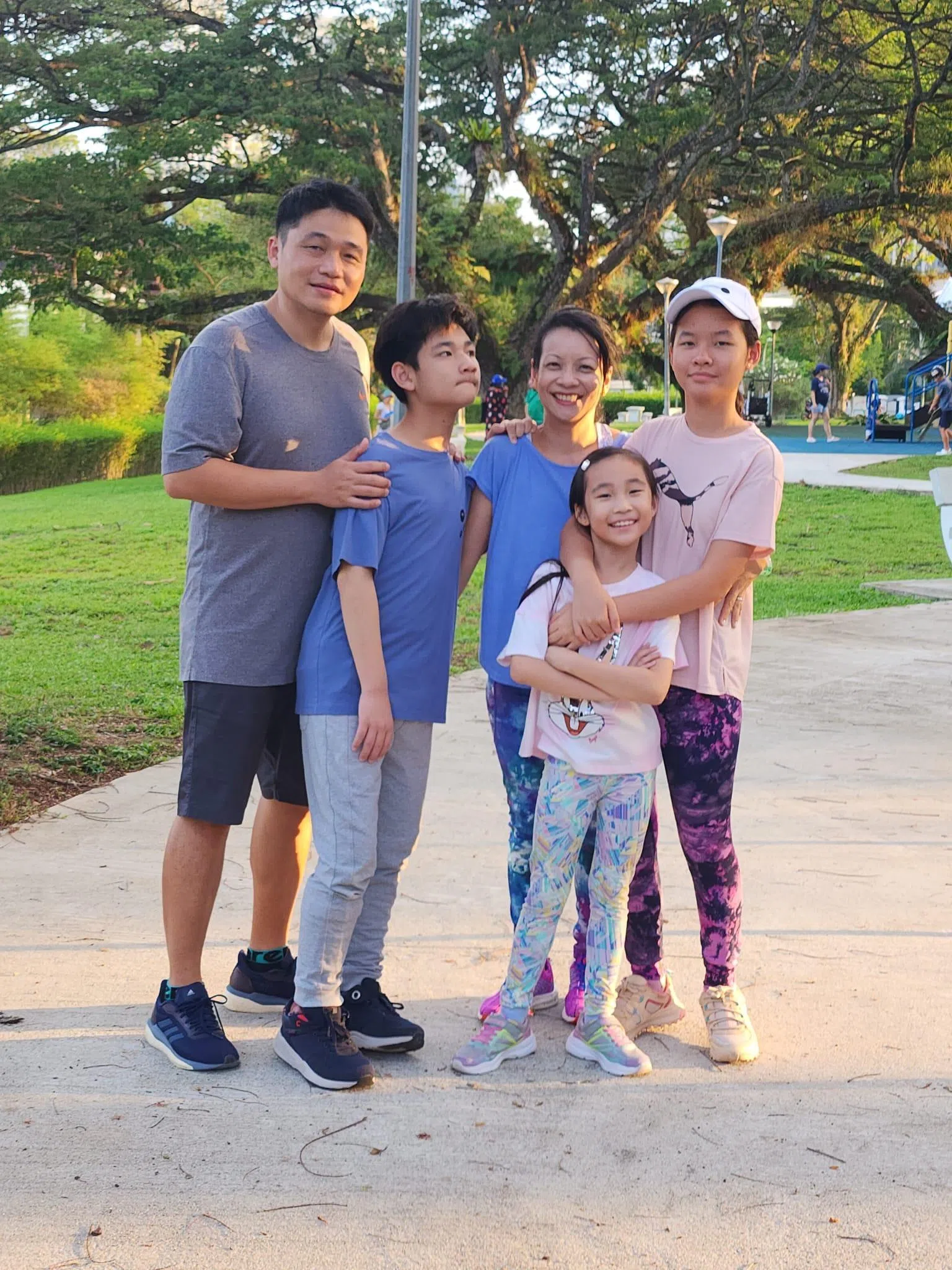 郭增辉在公司结识妻子，两人育有两女一男。（受访者提供）