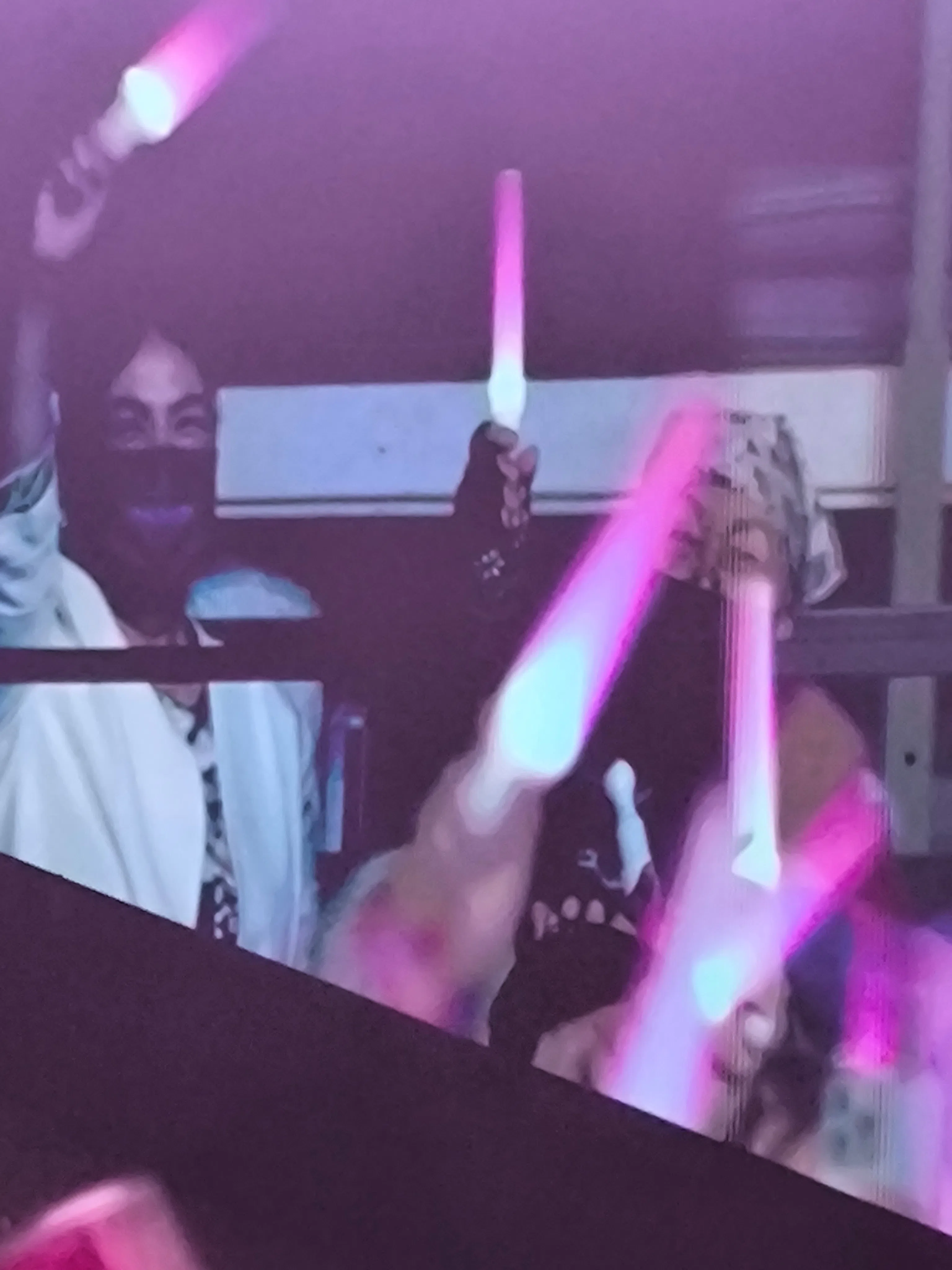 87岁高龄的张妈妈（右包头巾者）和姐姐也和随行阿妹前来狮城。（钟雁龄摄）