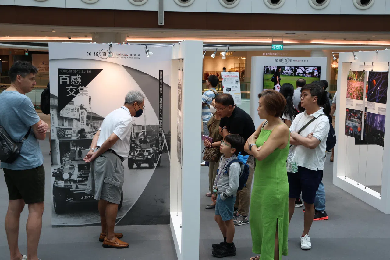 来福士城购物中心举办的“定格百年”摄影展吸引了不少人举家观赏照片，回顾历史。（梁麒麟摄）
