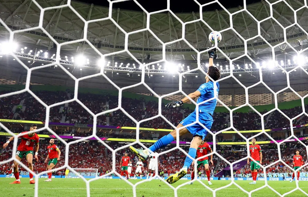 摩洛哥门将布努做了几次关键扑救，才力保球队龙门不失。（路透社）