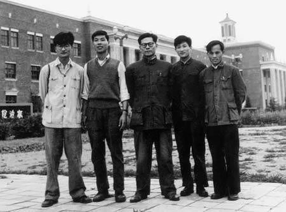 1957年5月，江泽民（左三）与长春第一汽车制造厂的工程师和技术员在一起合照。（互联网）