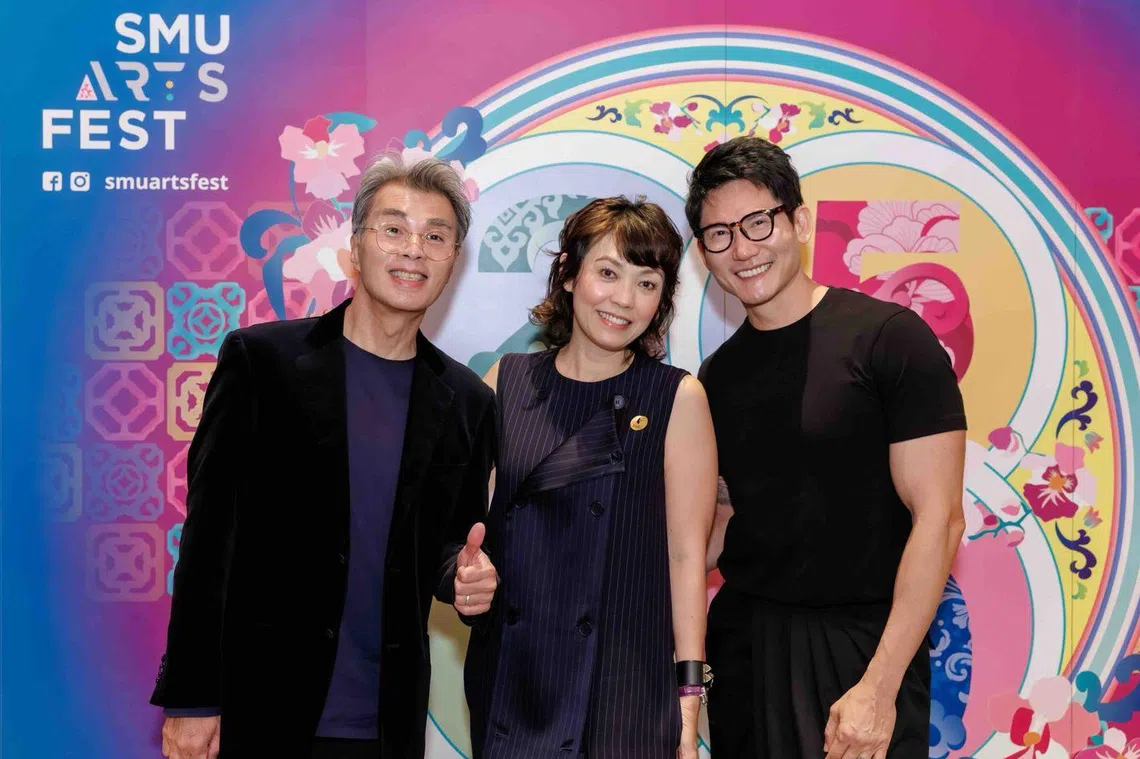 田伟鸿（右起）在新加坡管理大学艺术节开幕之夜与陈洁仪和叶良俊合影。（田伟鸿提供）
