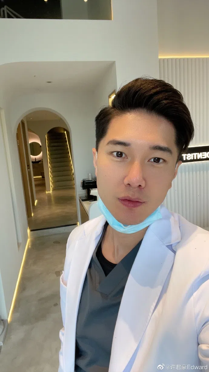 许君豪因伤退出可米小子后深造成为牙医。（取自许君豪微博）
