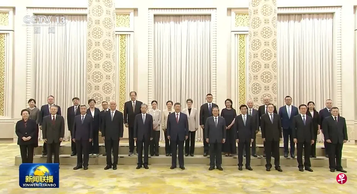 《新闻联播》播出习近平接见江泽民亲属合影留念画面