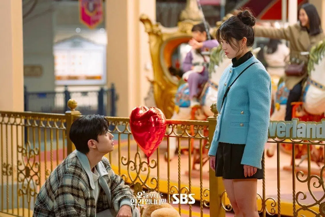 剧中，姜施洌（左）让恩浩感受到久违的温暖。（取自SBS TV IG）