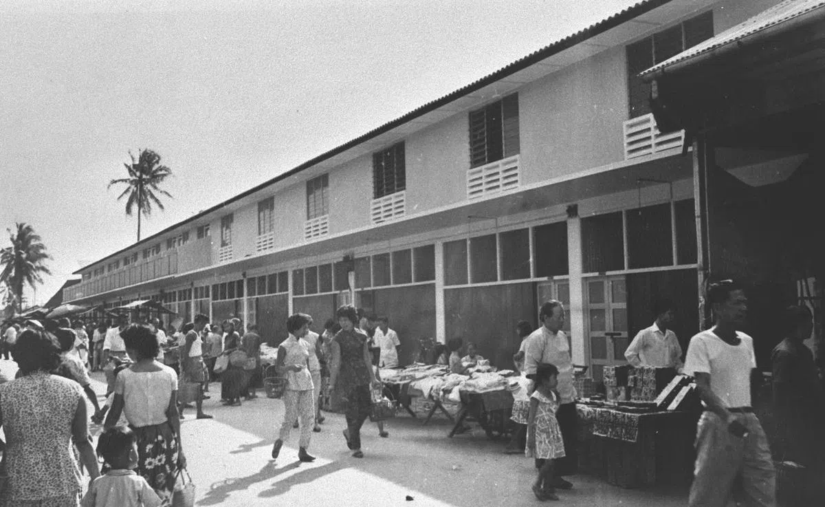 1960年代的大成巷充满市井生机与生活气息。（新加坡国家档案馆）